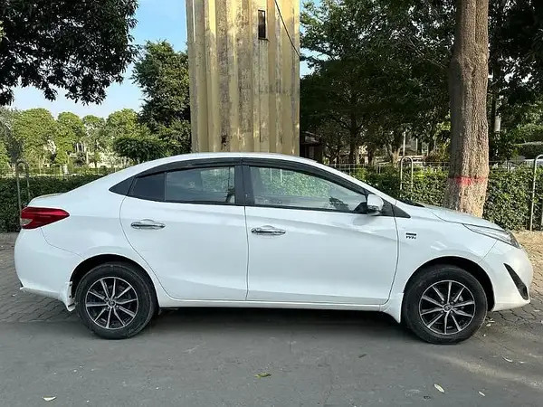 toyota-yaris-sedan-gli-mt-13-big-2