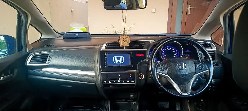 honda-fit-2016-hybrid-first-owner-big-3