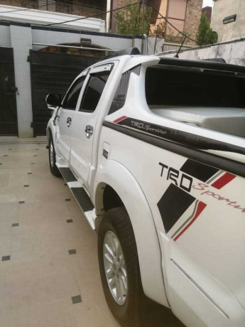 toyota-hilux-e-big-1