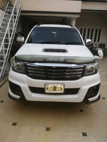 toyota-hilux-e-big-0