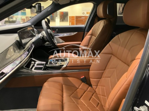 bmw-i7-m70-pro-2025-big-4