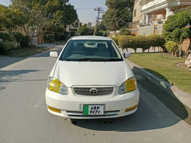 toyota-corolla-se-saloon-2004-big-1