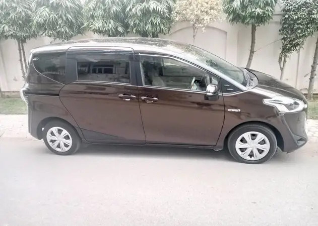 toyota-sienta-g-big-0