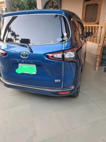 toyota-sienta-g-big-1