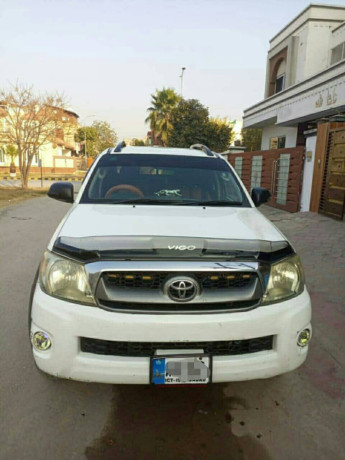 toyota-hilux-e-big-0