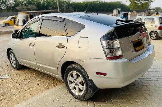 toyota-prius-15-2010-big-10