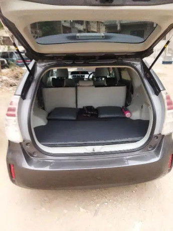 toyota-prius-alpha-big-9