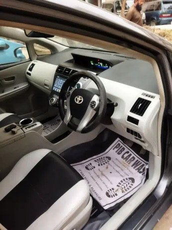 toyota-prius-alpha-big-4