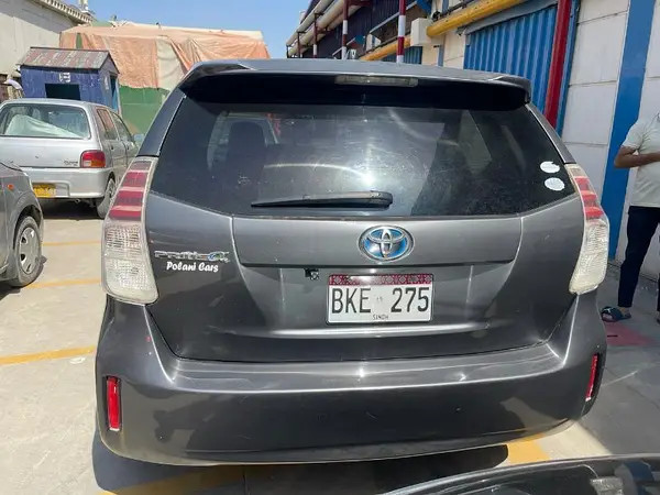 toyota-prius-alpha-big-3
