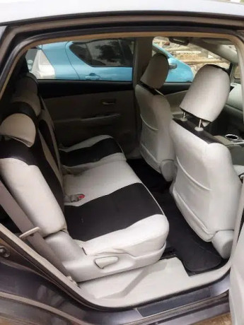 toyota-prius-alpha-big-5