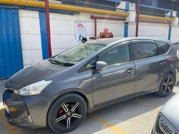toyota-prius-alpha-big-12