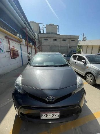 toyota-prius-alpha-big-0