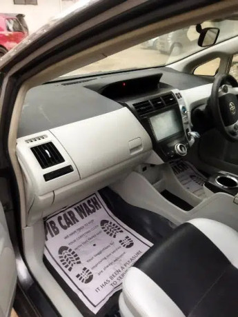 toyota-prius-alpha-big-8