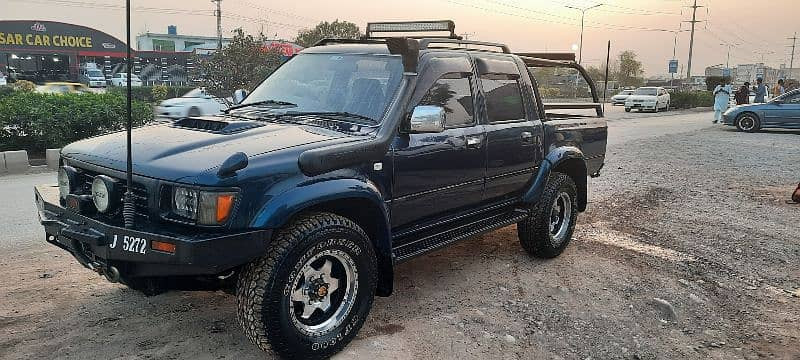 toyota-hilux-e-big-0