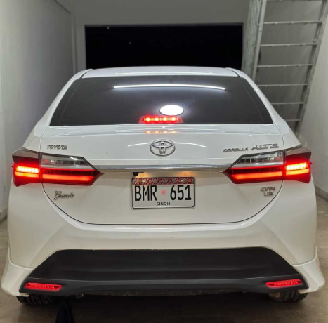 toyota-corolla-altis-x-cvt-i-18-big-4