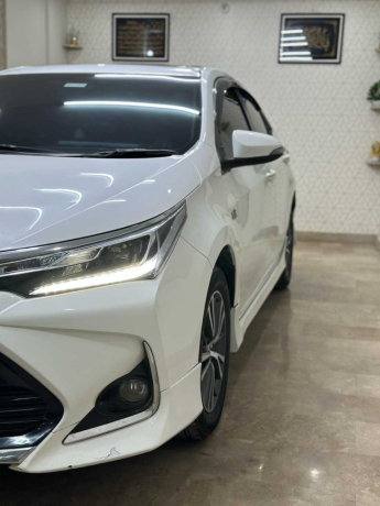 toyota-corolla-altis-x-cvt-i-18-big-3