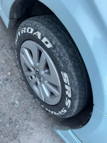 toyota-prius-alpha-g-big-4
