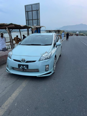 toyota-prius-alpha-g-big-8
