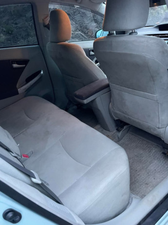 toyota-prius-alpha-g-big-6