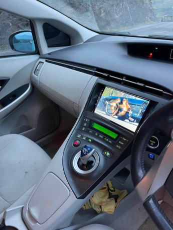 toyota-prius-alpha-g-big-7
