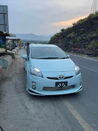 toyota-prius-alpha-g-big-1