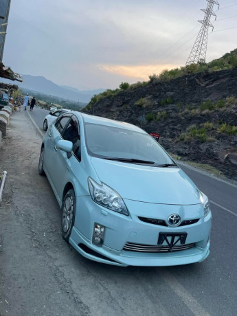 toyota-prius-alpha-g-big-0