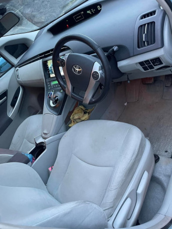 toyota-prius-alpha-g-big-3