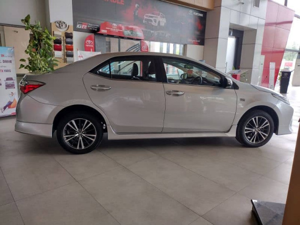 toyota-corolla-altis-grande-x-cvt-i-18-black-interior-big-3