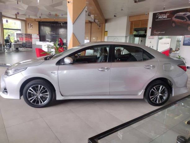 toyota-corolla-altis-grande-x-cvt-i-18-black-interior-big-1