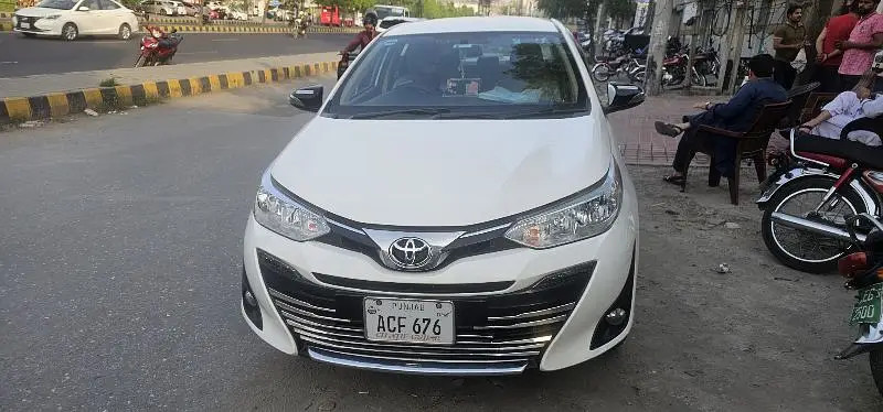 toyota-yaris-sedan-gli-mt-13-big-1