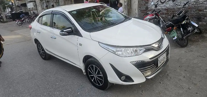 toyota-yaris-sedan-gli-mt-13-big-0