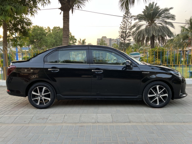 toyota-corolla-axio-wxb-big-3