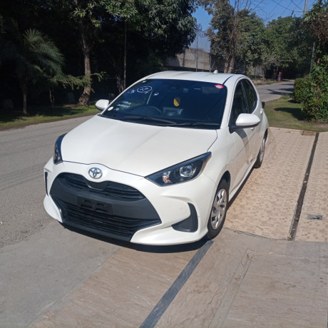 toyota-yaris-hatchback-big-7