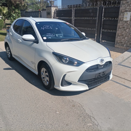 toyota-yaris-hatchback-big-6
