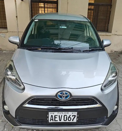 toyota-sienta-g-big-0