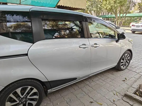 toyota-sienta-g-big-1
