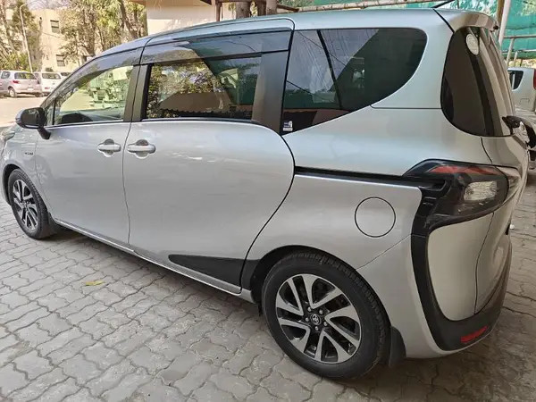 toyota-sienta-g-big-2