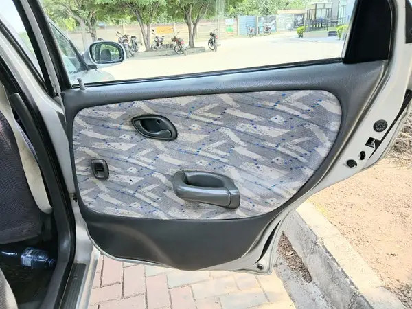 suzuki-baleno-2005-big-9