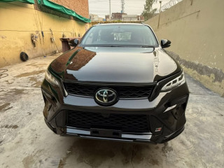 toyota-fortuner-gr-s