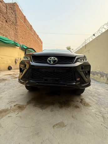 toyota-fortuner-gr-s-big-11