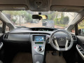 toyota-prius-alpha-g-small-12