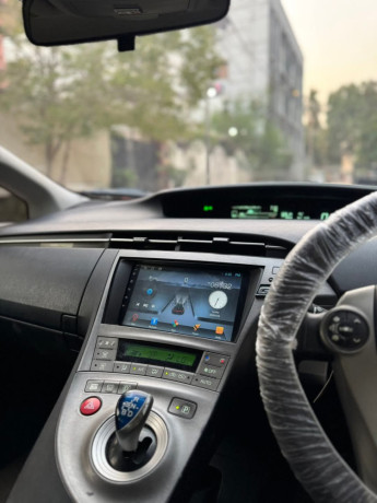 toyota-prius-alpha-g-big-11