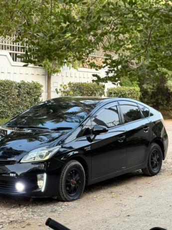 toyota-prius-alpha-g-big-8