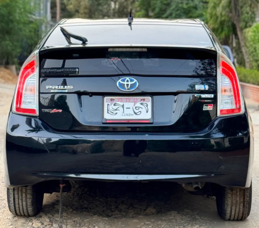 toyota-prius-alpha-g-big-3
