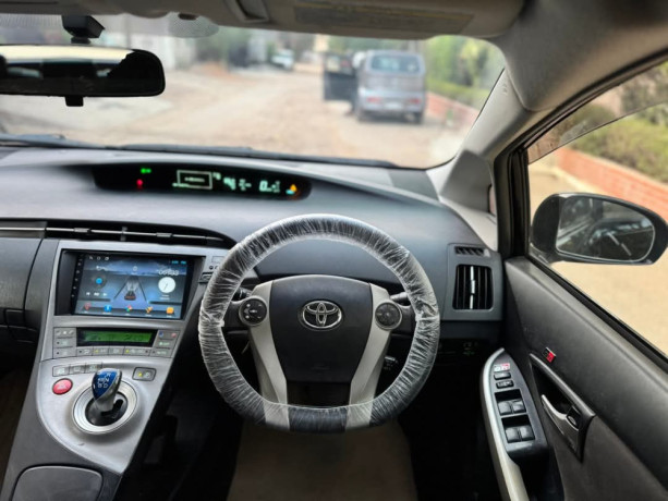 toyota-prius-alpha-g-big-4