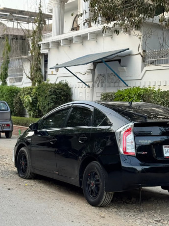 toyota-prius-alpha-g-big-10