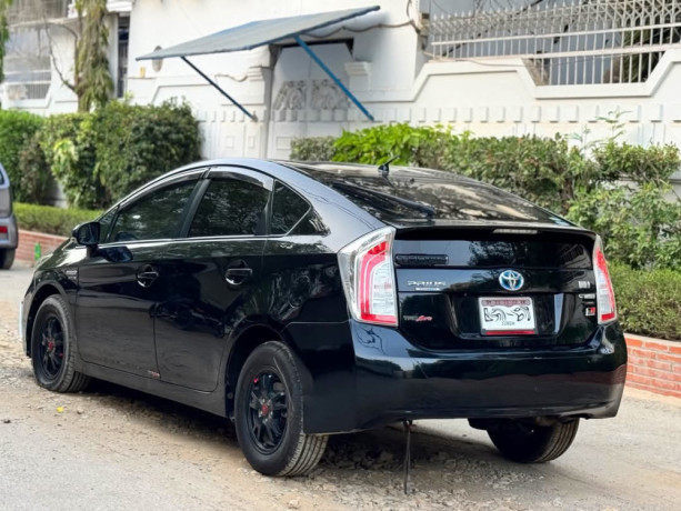 toyota-prius-alpha-g-big-5