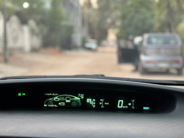 toyota-prius-alpha-g-big-14