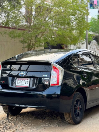 toyota-prius-alpha-g-big-7