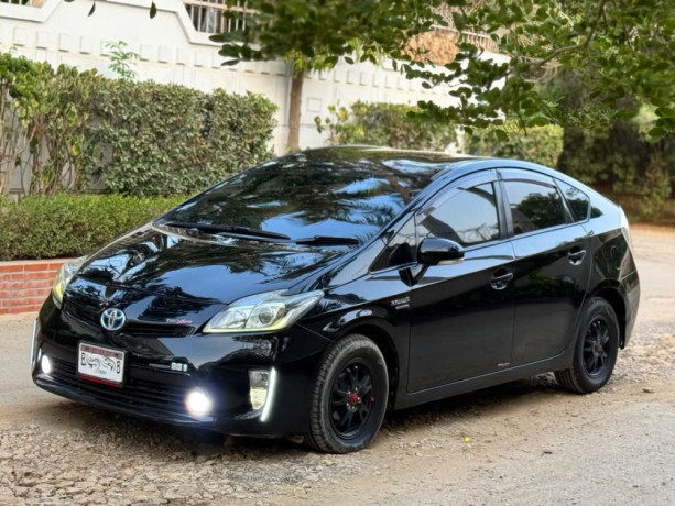 toyota-prius-alpha-g-big-1